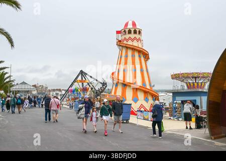 Weymouth, Dorset, UK.  24th May 2025.  UK Weather.  The seafront is busy with holidaymakers making the most of the cool and cloudy weather at the seaside resort of Weymouth in Dorset during the bank holiday weekend at the start of the half term school holidays.  Picture Credit: Graham Hunt/Alamy Live News Stockfoto