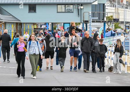 Weymouth, Dorset, UK.  24th May 2025.  UK Weather.  The seafront is busy with holidaymakers making the most of the cool and cloudy weather at the seaside resort of Weymouth in Dorset during the bank holiday weekend at the start of the half term school holidays.  Picture Credit: Graham Hunt/Alamy Live News Stockfoto