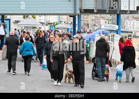 Weymouth, Dorset, UK.  24th May 2025.  UK Weather.  The seafront is busy with holidaymakers making the most of the cool and cloudy weather at the seaside resort of Weymouth in Dorset during the bank holiday weekend at the start of the half term school holidays.  Picture Credit: Graham Hunt/Alamy Live News Stockfoto