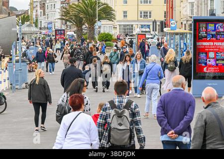 Weymouth, Dorset, UK.  24th May 2025.  UK Weather.  The seafront is busy with holidaymakers making the most of the cool and cloudy weather at the seaside resort of Weymouth in Dorset during the bank holiday weekend at the start of the half term school holidays.  Picture Credit: Graham Hunt/Alamy Live News Stockfoto