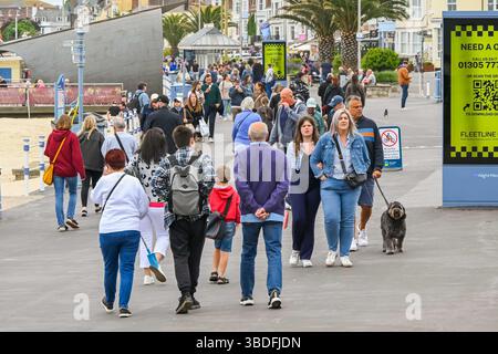 Weymouth, Dorset, UK.  24th May 2025.  UK Weather.  The seafront is busy with holidaymakers making the most of the cool and cloudy weather at the seaside resort of Weymouth in Dorset during the bank holiday weekend at the start of the half term school holidays.  Picture Credit: Graham Hunt/Alamy Live News Stockfoto