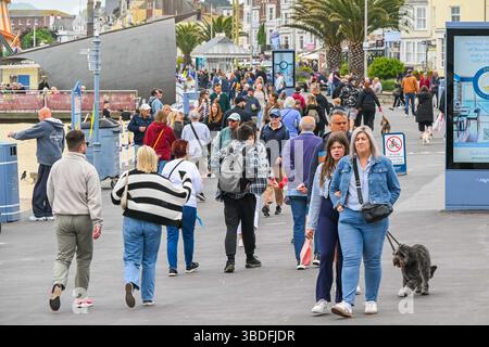 Weymouth, Dorset, UK.  24th May 2025.  UK Weather.  The seafront is busy with holidaymakers making the most of the cool and cloudy weather at the seaside resort of Weymouth in Dorset during the bank holiday weekend at the start of the half term school holidays.  Picture Credit: Graham Hunt/Alamy Live News Stockfoto