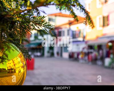 Der Zauber von Weihnachten in den Straßen von Burano Stockfoto