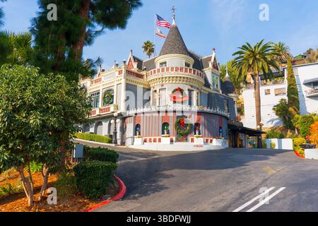 Los Angeles, Kalifornien - 23. Dezember 2024: Wunderschön dekoriertes viktorianisches Gebäude mit Feiertagskränzen in Los Angeles unter Clear Stockfoto