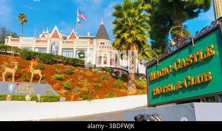 Los Angeles, Kalifornien - 23. Dezember 2024: Eingang des Magic Castle Hotel & Club in Los Angeles, mit einzigartiger Architektur und festlichem dezember Stockfoto