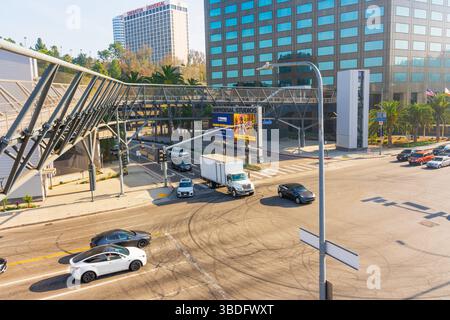 Los Angeles, Kalifornien - 23. Dezember 2024: Aus der Vogelperspektive auf die Fußgängerbrücke der Universal City Station, die den Lankershim Boulevard überquert, zeigt TRA Stockfoto
