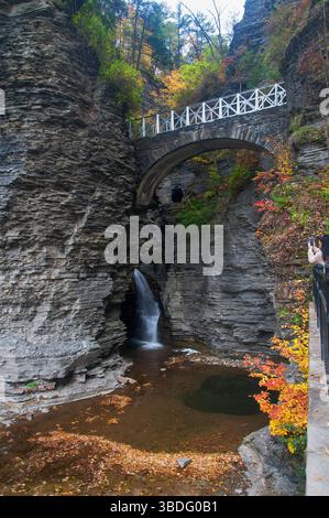 Eine Brücke über einen kleinen Wasserfall im watkins glen State Park in New York. Stockfoto