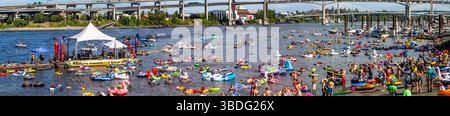 The Big Float, Portland, Oregon – 14. Juli 2018: Die Menschen schweben auf dem Willamette River auf Schlauchbooten und Schlauchbooten während des jährlichen Big Float Events Stockfoto