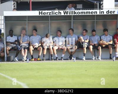 Cheftrainer Ralf Rangnick (Mitte) mit RB Leipzig-Trainerstab beim Testspiel zwischen ZFC Meuselwiatz und RB Leipzig am 24. Juli 2018 Stockfoto