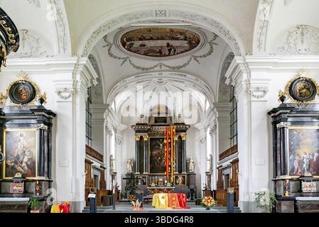Schweiz - 3. Juli 2020: Innenansicht der Kirche Peter und Paul mit dem Hochaltar Stockfoto