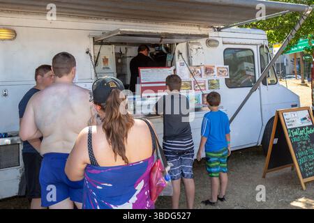 The Big Float, Portland, Oregon – 14. Juli 2018: Menschen bestellen bei einer Veranstaltung Lebensmittel aus einem Food Truck. Auf der Speisekarte stehen Braten, Burger und Salate. Stockfoto