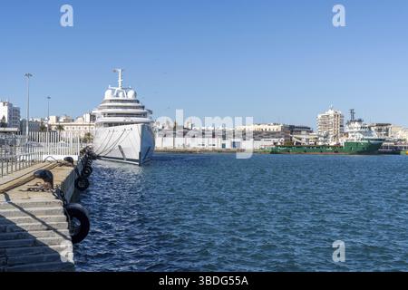Cadiz, Spanien - 16. Januar 2021: Die Megayacht der Vereinigten Arabischen Emirate Stockfoto
