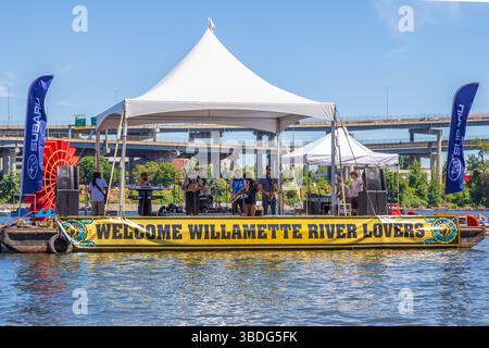 The Big Float, Portland, Oregon – 14. Juli 2018: Eine Band tritt während des Big Float Events auf einer schwimmenden Bühne auf und fördert den Zugang zum Fluss und die Freizeitgestaltung Stockfoto