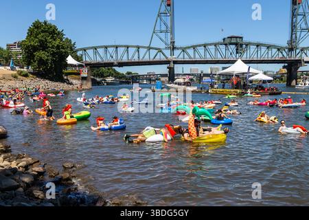 The Big Float, Portland, Oregon – 14. Juli 2018: Die Menschen schweben auf dem Willamette River in Schlauchbooten und Schlauchbooten während des jährlichen Big Float Events Stockfoto