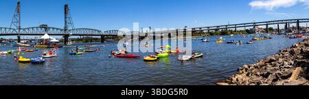 The Big Float, Portland, Oregon – 14. Juli 2018: Die Menschen schweben auf dem Willamette River in Schlauchbooten und Schlauchbooten während des jährlichen Big Float Events Stockfoto
