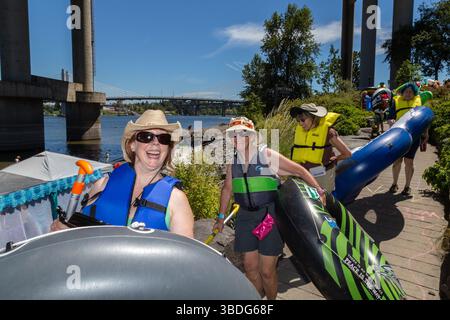 The Big Float, Portland, Oregon – 14. Juli 2018: Menschen mit Innenrohren und Schwimmwesten bereiten sich darauf vor, am Poet's Beach den Willamette River hinunter zu treiben. Stockfoto