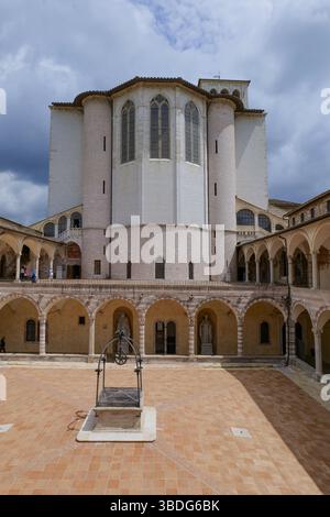 Der Kreuzgang einer dem Heiligen Franziskus geweihten Kathedrale in Assisi, einer kleinen Stadt in der Provinz Perugia in Italien. Stockfoto