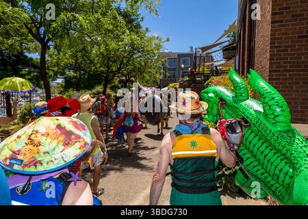 The Big Float, Portland, Oregon – 14. Juli 2018: Die Menschen ziehen mit Schlauchbooten und Schlauchbooten auf den Willamette River. Stockfoto