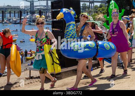The Big Float, Portland, Oregon - 14. Juli 2018: Menschen mit aufblasbarem Spielzeug und Schwimmwesten gehen zum Fluss, um den Willamett hinunter zu schweben Stockfoto