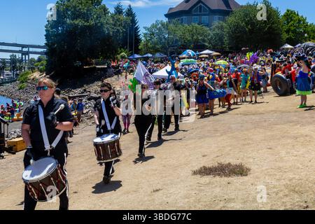 The Big Float, Portland, Oregon – 14. Juli 2018: Eine Parade von Menschen mit aufblasbaren Wagen und einer Marschkapelle laufen auf den Fluss zu. Stockfoto