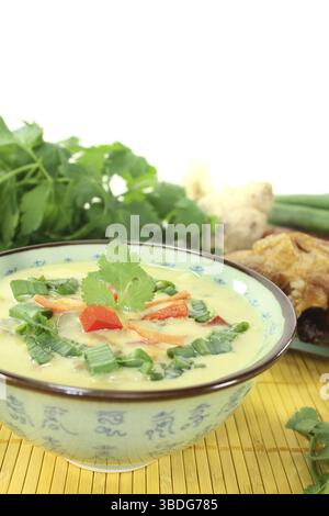 Currysuppe mit Huhn, Paprika, Kokosmilch, Karotten, Chili und Shii nehmen Pilze Stockfoto