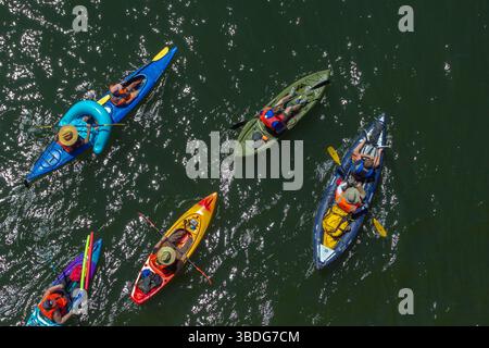 The Big Float, Portland, Oregon – 14. Juli 2018: Menschen fahren mit dem Kajak auf dem Willamette River, genießen einen Sommertag auf dem Wasser und tragen Schwimmwesten. Stockfoto