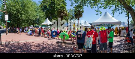 The Big Float, Portland, Oregon - 14. Juli 2018: Menschen mit Schlauchbooten und Flößen treffen sich zu einem unterhaltsamen Tag auf dem Willamette River. Stockfoto