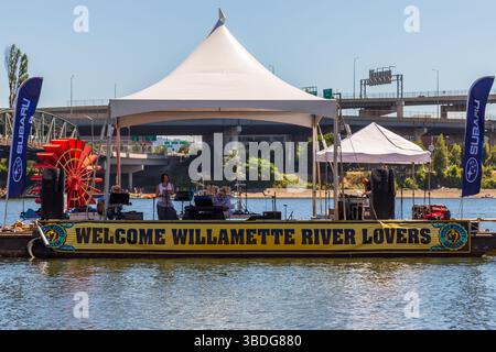 The Big Float, Portland, Oregon – 14. Juli 2018: Eine Band spielt auf einer schwimmenden Bühne am Willamette River und unterhält die Teilnehmer der Big FL Stockfoto