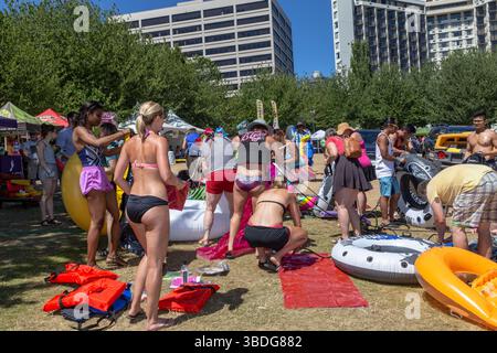 The Big Float, Portland, Oregon – 14. Juli 2018: Die Menschen bereiten ihre Wagen auf einen unterhaltsamen Tag auf dem Willamette River vor und genießen die jährliche Veranstaltung. Stockfoto