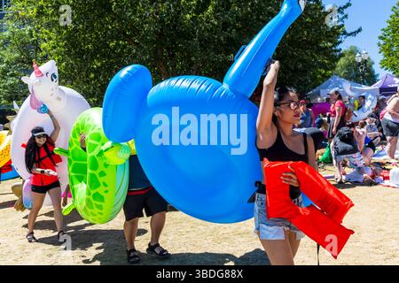 The Big Float, Portland, Oregon - 14. Juli 2018. Die Menschen tragen aufblasbare Tiere zum Willamette River für einen lustigen Sommerwagen. Stockfoto