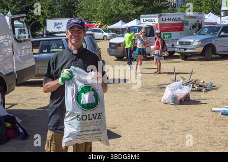 The Big Float, Portland, Oregon – 14. Juli 2018: Vater Don, ein Freiwilliger, hält einen LÖSUNGSBEUTEL, nachdem er den Müll bei der Veranstaltung aufgeräumt hat. Stockfoto