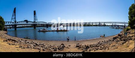 The Big Float, Portland, Oregon - 14. Juli 2018. Am Strand und im Wasser versammeln sich die Menschen für einen Tag voller Spaß und Erholung auf dem Willamette River. Stockfoto