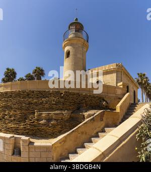 Roquetas de Mar, Spanien - 2. März 2022: Blick auf den Leuchtturm von Roquetas de Mar an der Küste Andalusiens Stockfoto