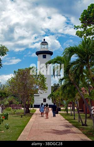 Familienspaziergang in Richtung Punta Higuero Lighthouse, Rincon, Puerto Rico Stockfoto