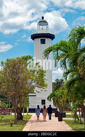 Familienspaziergang in Richtung Punta Higuero Lighthouse, Rincon, Puerto Rico Stockfoto