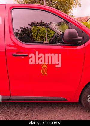 Neue King Charles Lackierung des elektrischen Royal Mail Roten Postwagens. Stockfoto