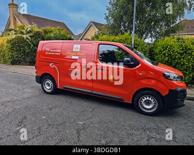 Neue King Charles Lackierung des elektrischen Royal Mail Roten Postwagens. Stockfoto