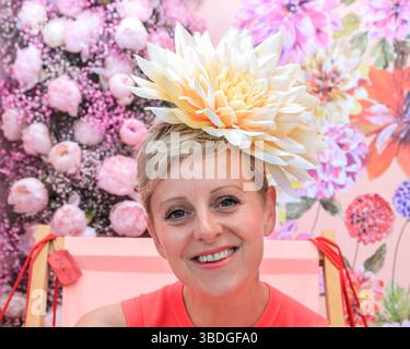 London, UK, 22. Mai 2023. Andrea McDowell, Gründerin von Dahlia Beach, trägt einen lebendigen blumigen Hut. Pressetag bei der jährlichen RHS Chelsea Flower Show, sh Stockfoto
