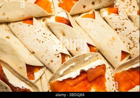 Filet von rotem Fisch mit Butter in Lavash, Nahaufnahme. Stockfoto