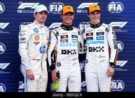 Pole Position Qualifier Lando Norris (Mitte) mit dem zweitplatzierten Ferrari-Fahrer Charles Leclerc (links) und McLaren-Fahrer Oscar Piastri, nachdem er sich auf dem Circuit de Monaco in Monte Carlo qualifiziert hatte. Bilddatum: Samstag, 24. Mai 2025. Stockfoto