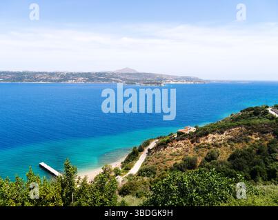 Halbinsel Akrotiri, Chania, Kreta, Griechenland. Blick auf die Landschaft von Kalyves über die Bucht von Souda an sonnigen Tagen. Kopierbereich. Stockfoto
