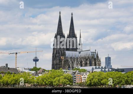 Blick auf die Skyline von Köln mit Coloniusturm, Kölner Dom und Ludwig-Museum Stockfoto