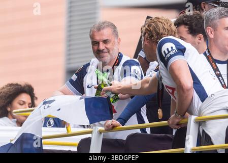 Ange Postecoglou bei der Tottenham Hotspur UEFA Europa League Open Top Bus Siegesparade in Edmonton Green, London, Großbritannien. Feiern Stockfoto