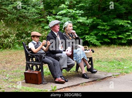 Ironbridge, Shropshire, Großbritannien. Mai 2025. Wochenende im Zweiten Weltkrieg. Das Ironbridge WWII Wochenende kehrte dieses Wochenende im Dale End Park zurück, aber es gab nicht nur Waffen und Uniformen, da es auch einige stilvolle Zivilisten gab. David Bagnall/Alamy Live News Stockfoto