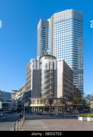 Kaiserplatz und Junior-Haus mit Hochhaus im Hintergrund, Frankfurt, Deutschland Stockfoto