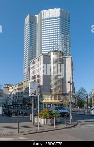 Kaiserplatz und Junior-Haus mit Hochhaus im Hintergrund, Frankfurt, Deutschland Stockfoto