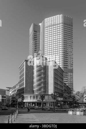 Kaiserplatz und Junior-Haus mit Hochhaus im Hintergrund, Frankfurt, Deutschland Stockfoto