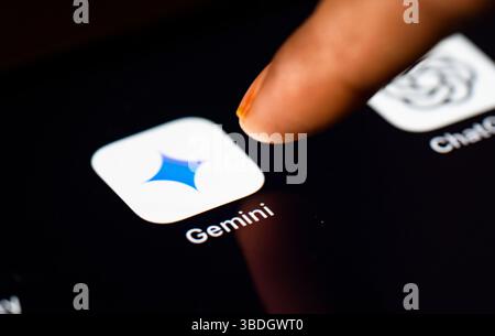 24. Mai 2025: In dieser Fotoabbildung tippt eine Person am 24. Mai 2025 in Neu-Delhi, Indien auf das Symbol der Gemini-App. (Kreditbild: © David Talukdar/ZUMA Press Wire) NUR REDAKTIONELLE VERWENDUNG! Nicht für kommerzielle ZWECKE! Stockfoto