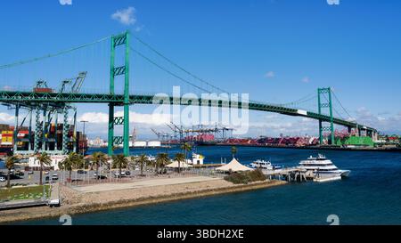 Long Beach, CA - 13. März 2025: Die Vincent Thomas Bridge überquert den Hafen von Los Angeles und verbindet San Pedro mit Terminal Island. Stockfoto