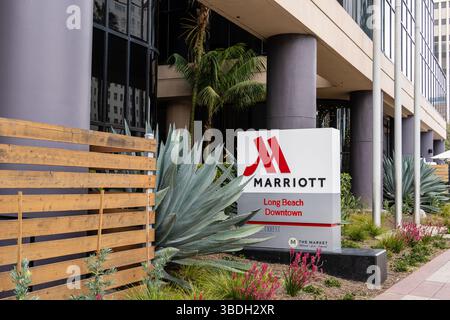 Long Beach, CA - 13. März 2025: Das Marriott Long Beach Downtown liegt in der Nähe des Long Beach Convention and Entertainment Center. Stockfoto